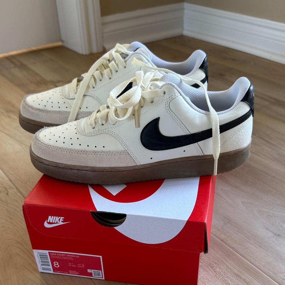 Nike Men's Ivory and Black Sneakers Size 8.